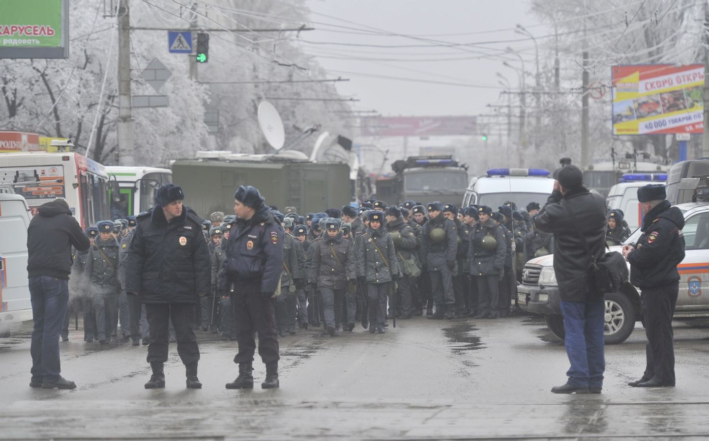 Полиция Волгограда начала разгонять несогласованный «народный сход» на Аллее Героев.
