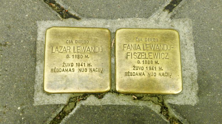 Мемориальные таблички на улицах Вильнюса в память о жителях гетто.