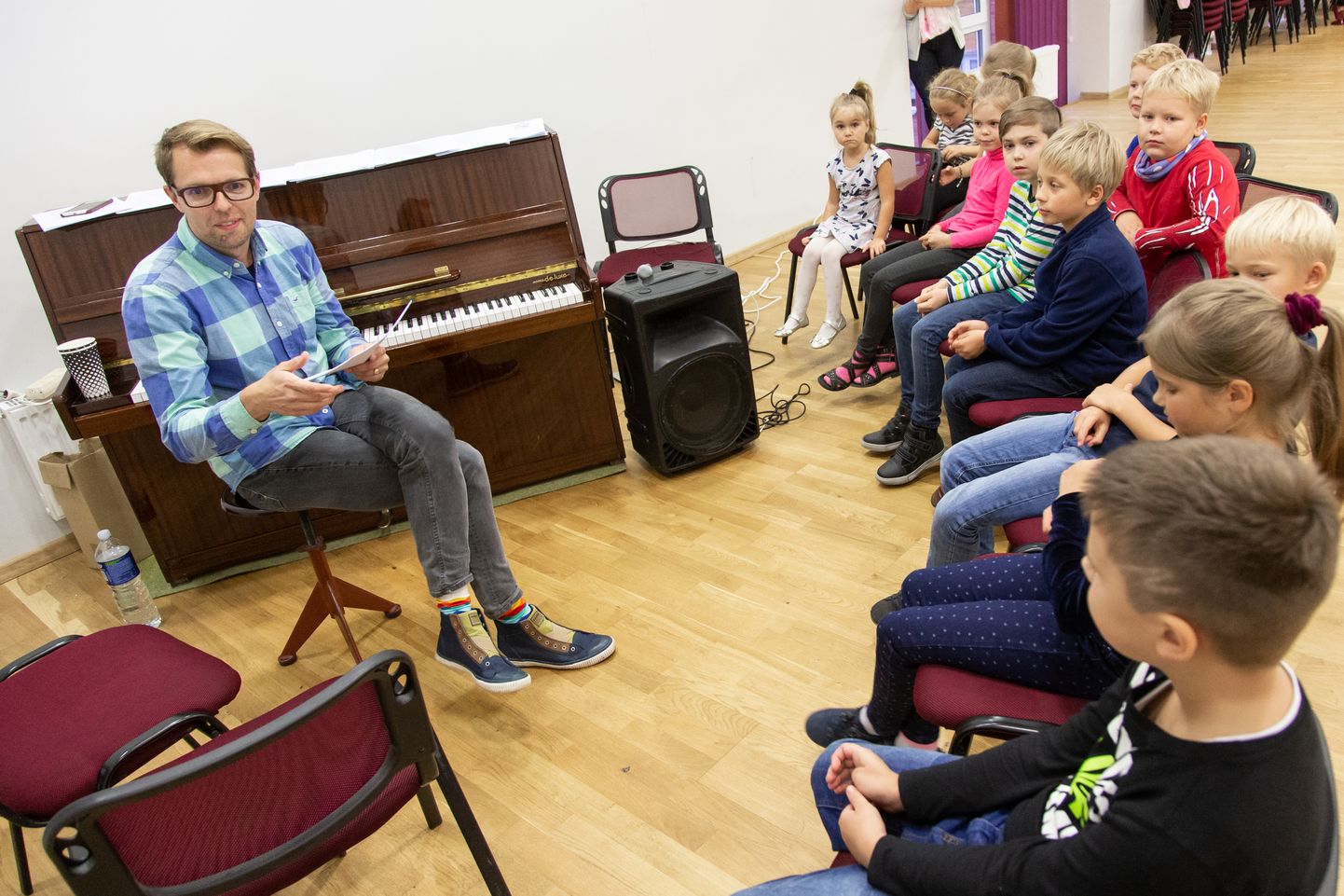 Eelmisel teisipäeval tööd alustanud Jakko Maltise laulukooli on oodatud nii lapsed kui ka täiskasvanud. Pilt on tehtud 6+ vanuses laste proovis Voka rahvamajas.