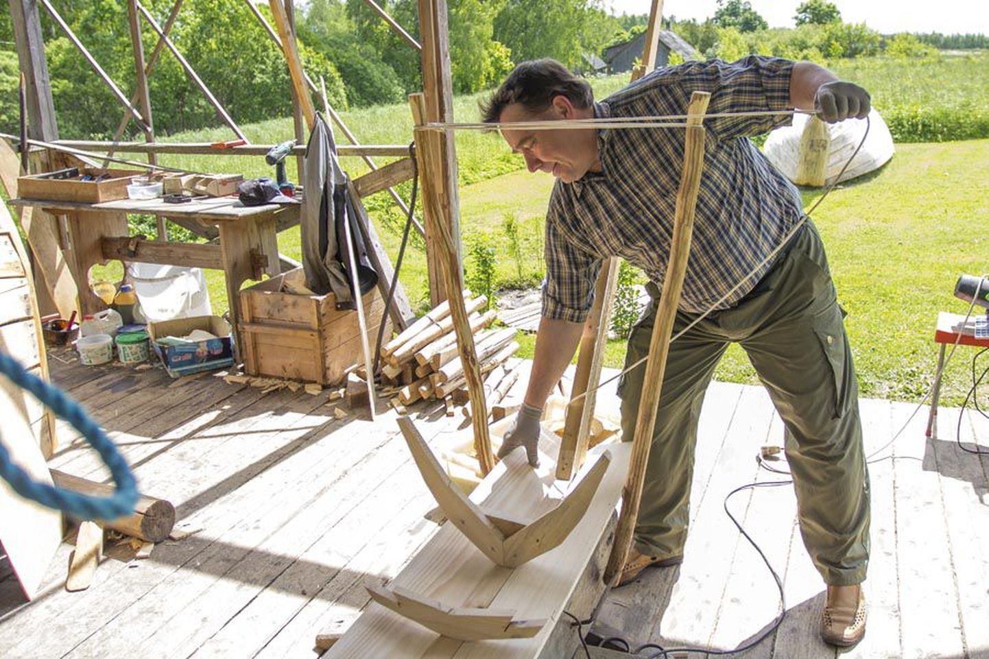 Paadimeister Enn Raudjalg naudib oma koduõuel katusealuses puutöökojas töötamist. Seal võib ta teinekord toimetada hiliste õhtutundideni. Praegu on käsil esimese kajaki ehitamine.