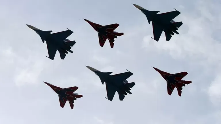 На вооружении российских ВВС стоят два класса истребителей - тяжелые многоцелевые и легкие фронтовые. На этом снимке в одном строю многоцелевые Су-30МК и фронтовые МиГ-29