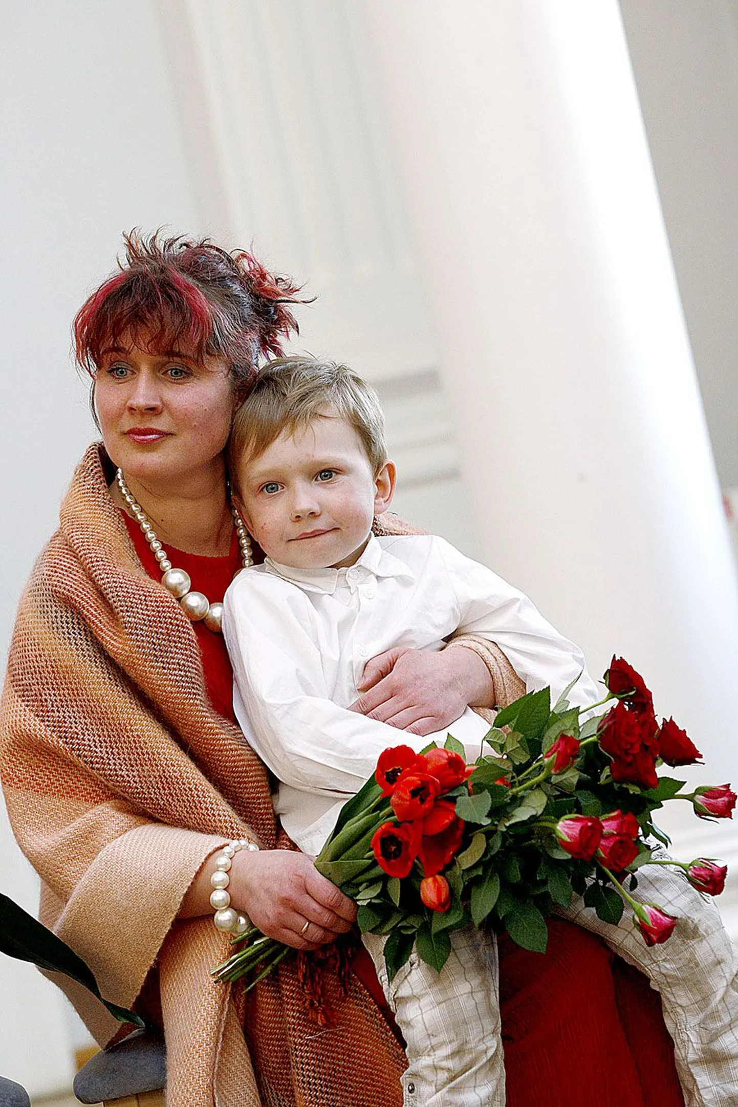 Tänavuse Tartumaa aasta ema Inga Braueri lapsed istusid kontserdi ajal vanaema juures, kuid pesamuna Robert otsustas tiitli üleandmise järel ema sülle kolida.