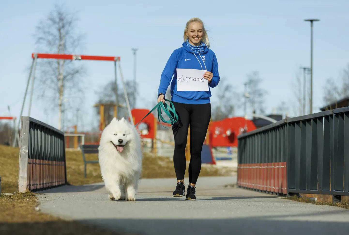 Kurlingu maailma teine number Marie Kaldvee koos oma neljajalgse sõbra Lukaga.