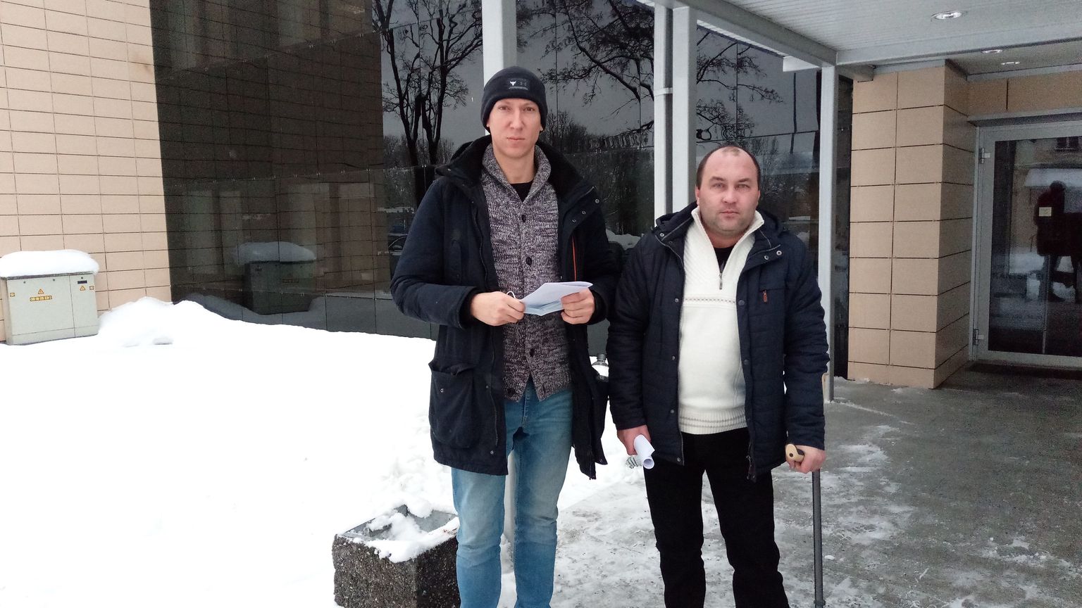 Даниил Андреев и Алексей Дудинский после оглашения приговора у Нарвского судебного дома Вируского уездного суда.