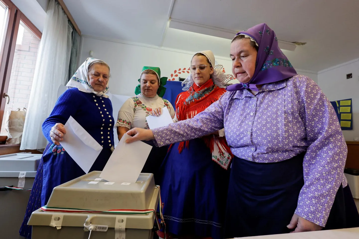 Ungari rahvarõivastes naised valimisjaoskonnas Budapestist mõnekümne kilomeetri kaugusel kirdes Veresegyházis.