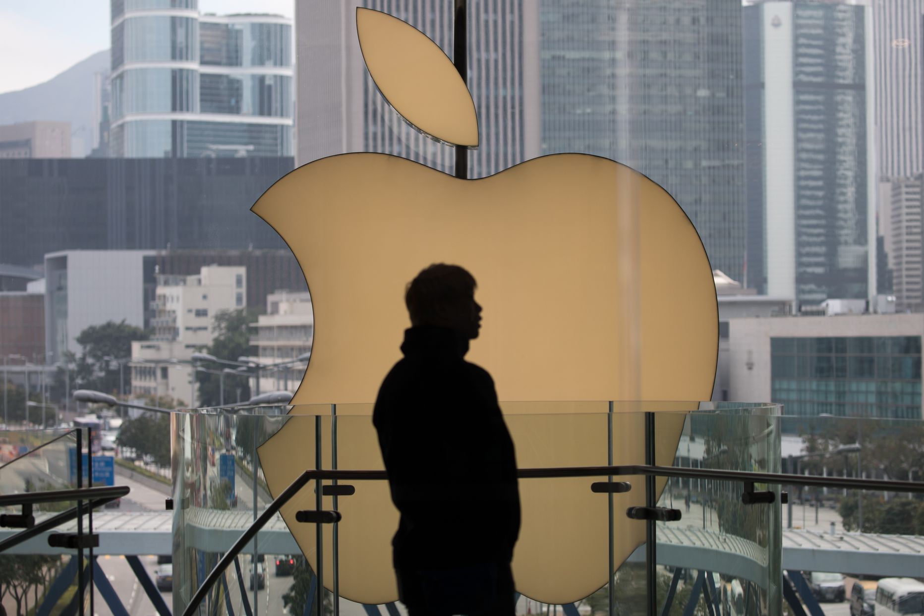 Hiinlane Apple'i logo taustal Hongkongi firmapoe ees.