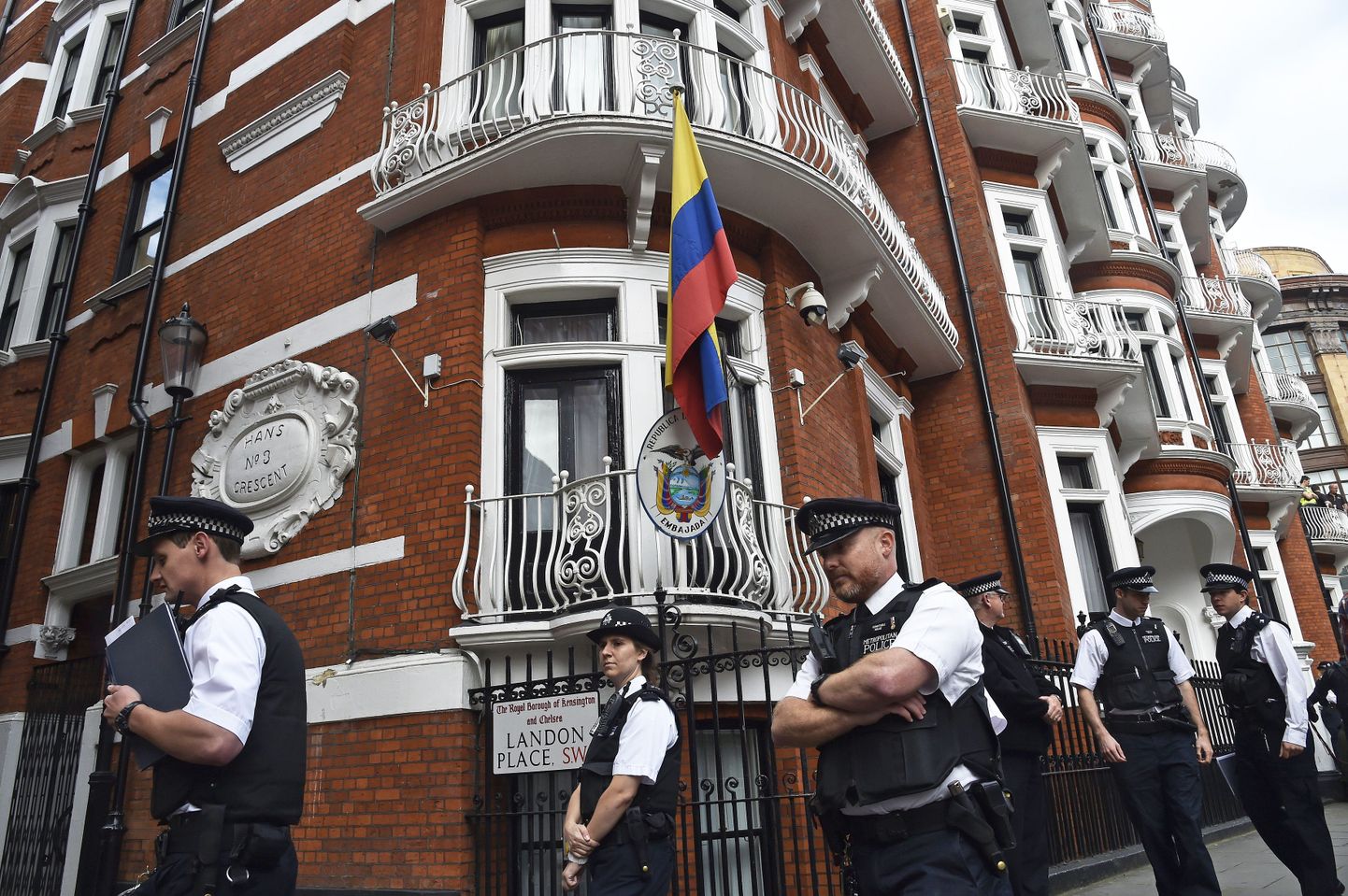 Briti politseinikud Londonis asuva Ecuadori saatkonna juures.