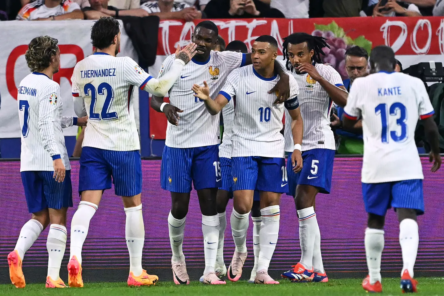 Prantsusmaa mängijad tähistavad skoori avamist mängus Austriaga.