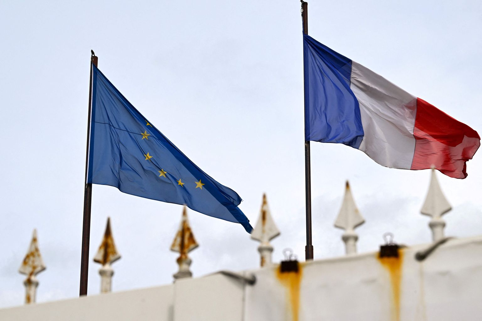 Prantsusmaa ja Euroopa Liidu lipud lehvimas Prantsusmaa saatkonna ees Moskvas.