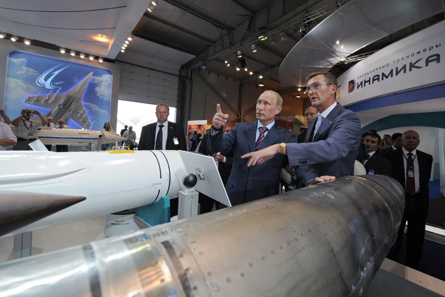 Vladimir Putin kuulab taktikalisi rakette tootva firma peadirektori Boriss Obnosovi selgitusi näitusel MAKS-2011.