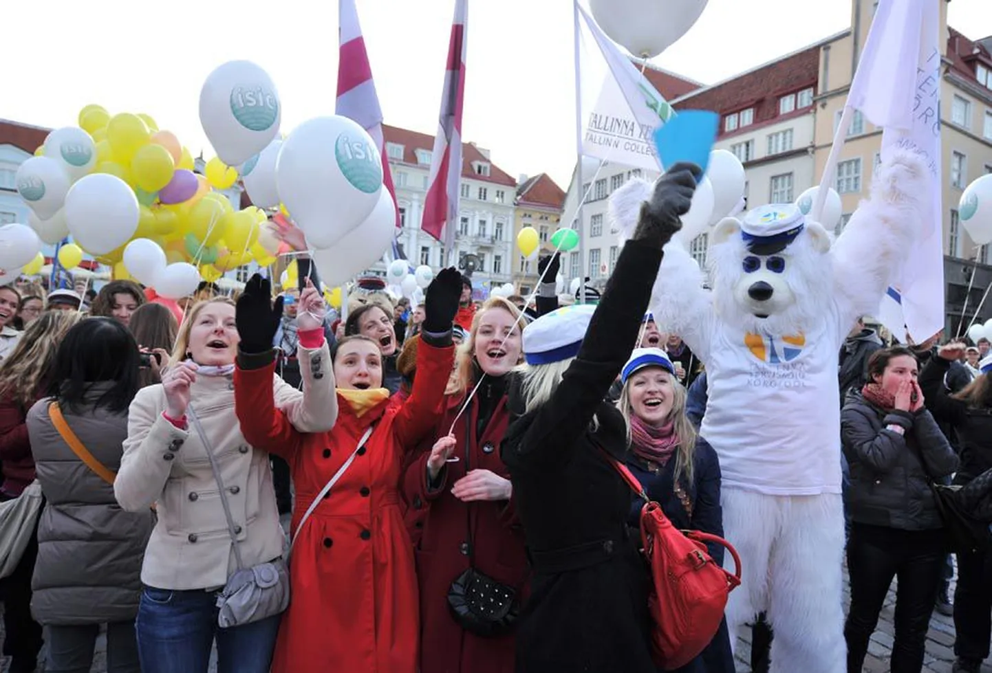 Jakobsoni gümnaasiumi õpilased said ettevõtmiseks innustust tudengite öölaulupidudest. Foto on tehtud sel kevadel Tallinna tudengite teekonnast öölaulupeole.