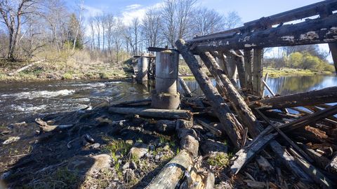 VIDEO ⟩ Paemurru palksild on kokku kukkunud, kohalikud loodavad jalakäijate sillale