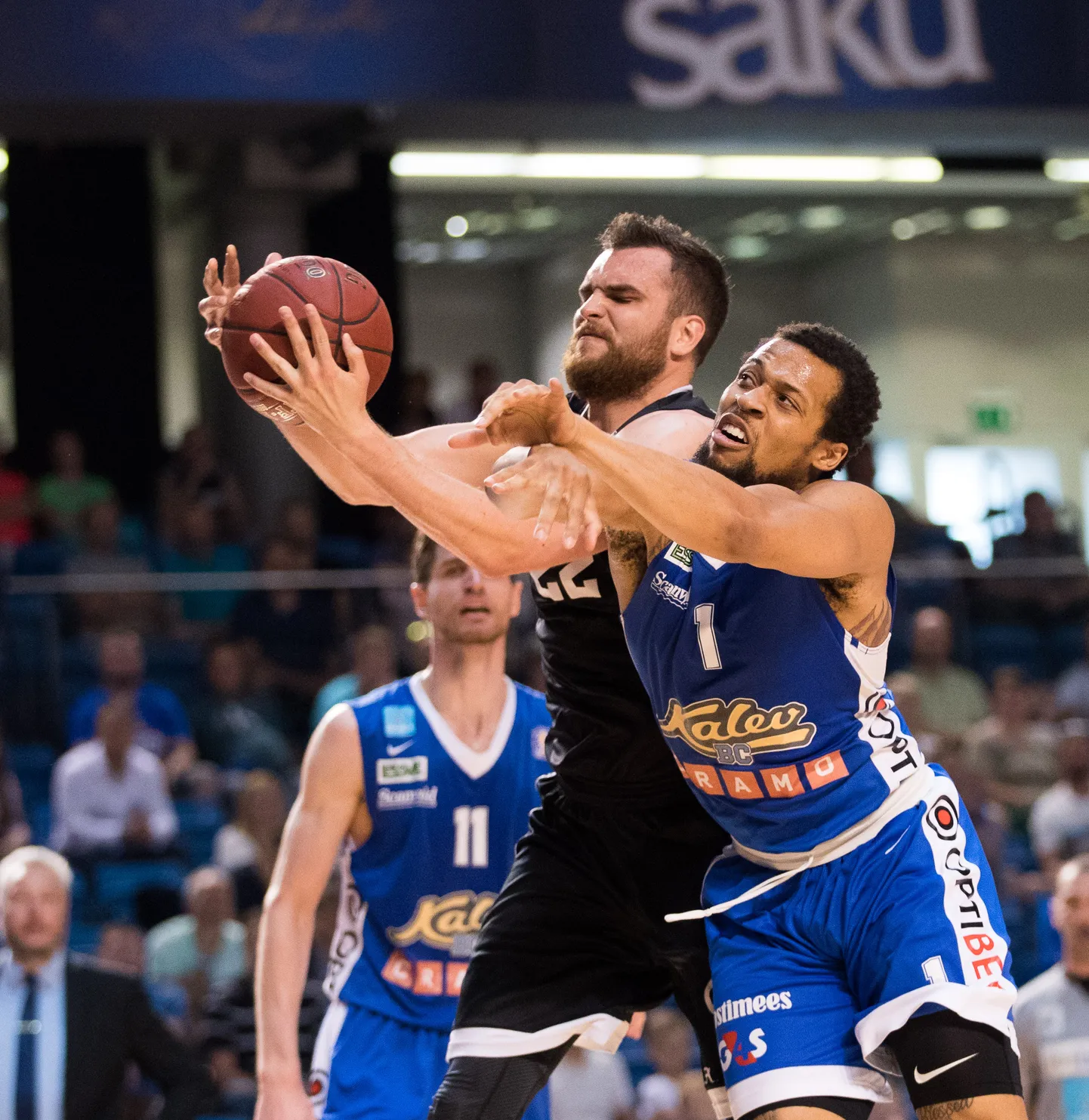Isaiah Briscoe võitlemas palli eest Julius Kazakauskasega.