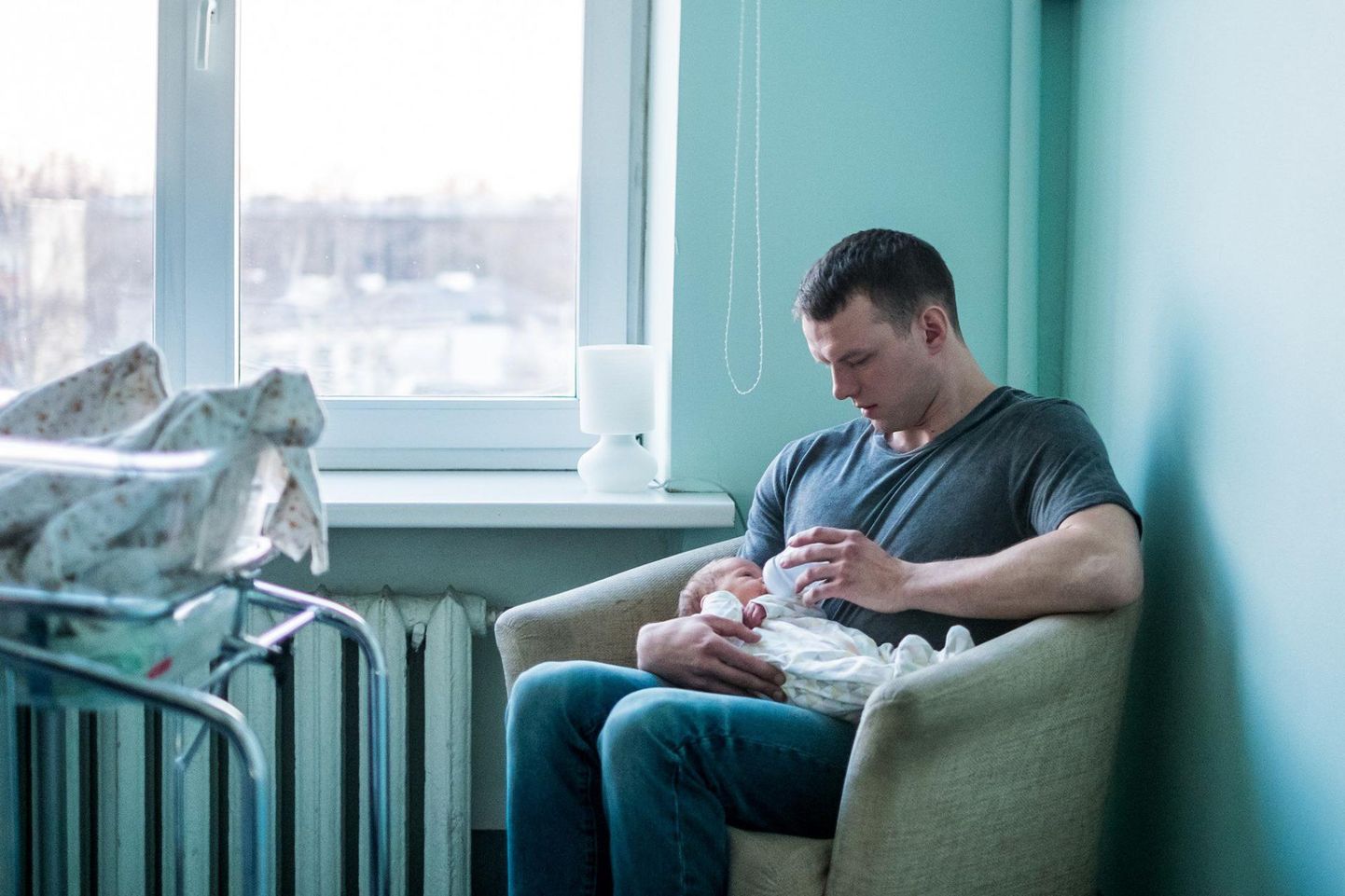 Mängufilmis «Võta või jäta» portreteerib Erik Sagor üksikisa Erikut, kes peab toime tulema tema ellu ootamatult tulnud äsja sündinud tütrega (Nora Altrov). FOTO: kaader filmist