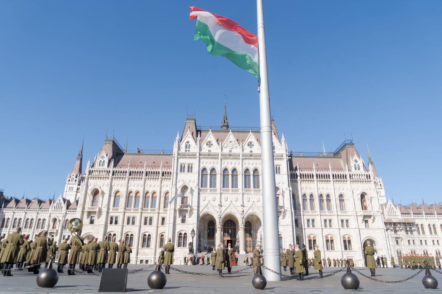 Liputseremoonia Budapestis parlamendihoone ees Ungari rahvuspühal 15. märtsil 2020.