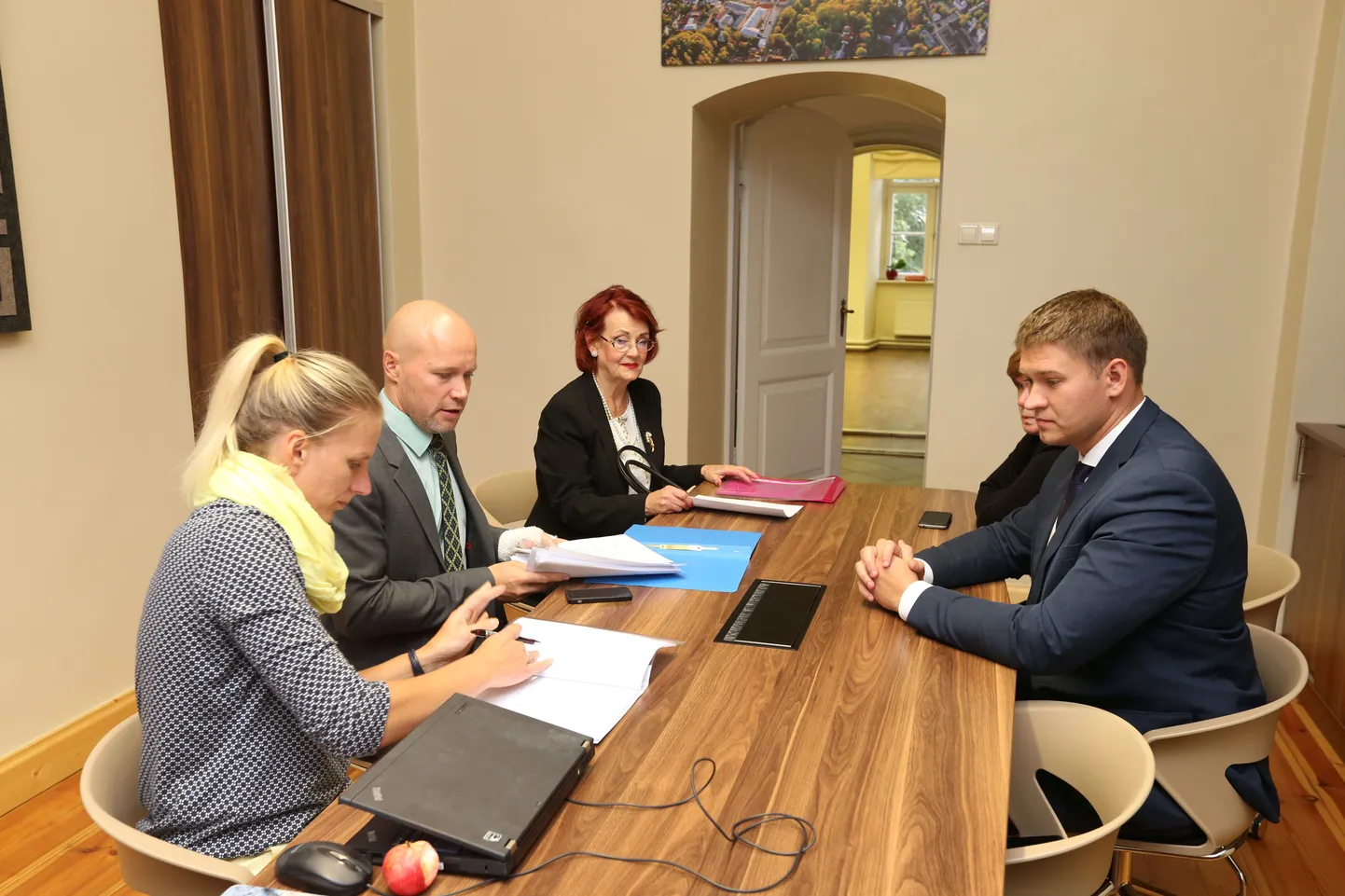 Eile lõppes kohalike omavalitsuste valimiste kandidaatide registreerimiseks esitamine.
Nimekirja esitavad Vasakpartei ja Keskerakond.
Pildil vasakult: Tartu linnavalitsuse õigusteenistuse juhataja Anneli Apuhtin, linnasekretär Jüri Mölder, Vasakpartei esindaja Viivi-Helbe Peljuhhovska ning Keskerakonna esindajad Triin Lukk ja Artjom Suvorov.
ma/Foto MARGUS ANSU TARTU POSTIMEES