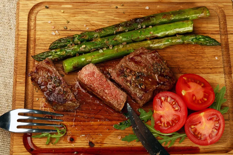 Grillitud liha ja asparaagus.