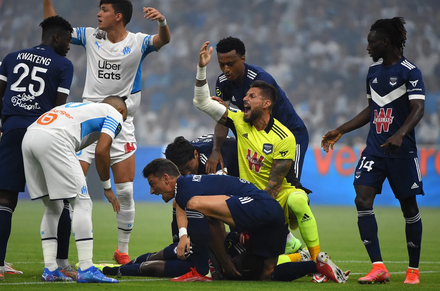 Bordeaux väravavaht Benoit Costil (paremal) kutsub arste Samuel Kalu juurde.