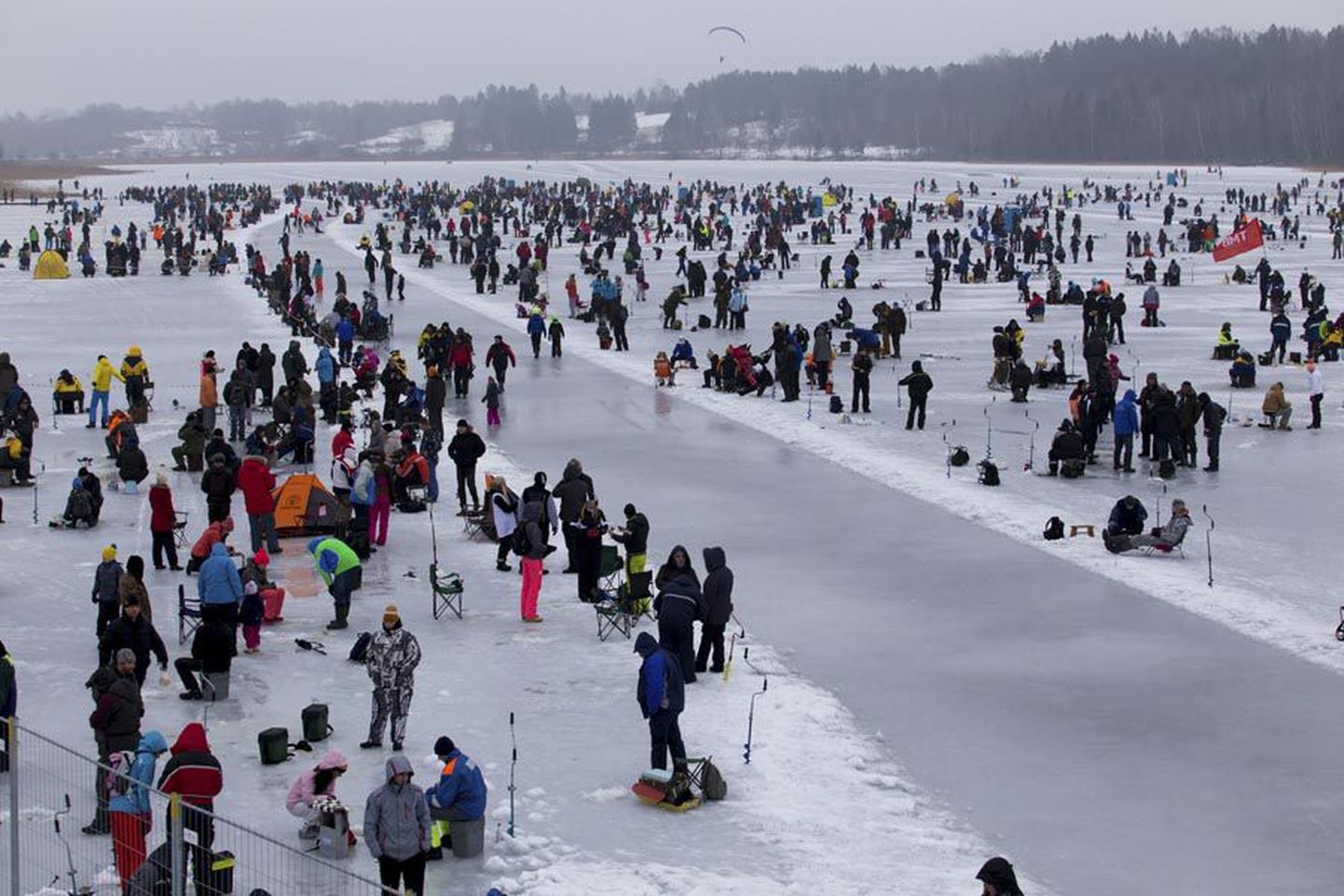 Eelmise aasta 14. veebruaril mustendas Viljandi järve jää neljandat korda talvise kalapüügivõistluse osavõtjatest. Tänavu seda erilist vaadet nautida ei saa.