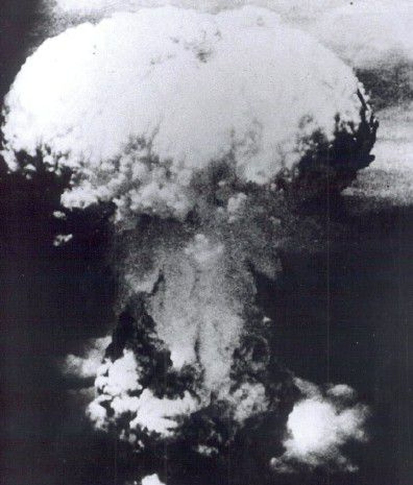 Взрыв атомной бомбы может унести жизни сотни тысяч людей.