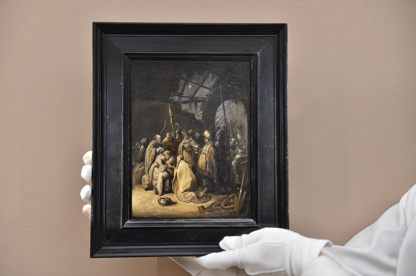 Suurbritannias Londonis Sotheby’s oksjonimaja oksjonil müüdi 6. detsembril maal «Kuningate jumaldamine» ligi 14 miljoni dollariga (13 miljonit eurot), kuna ilmnes, et tegemist on 17. sajandi Hollandi maalikunstniku Rembrandti tööga.