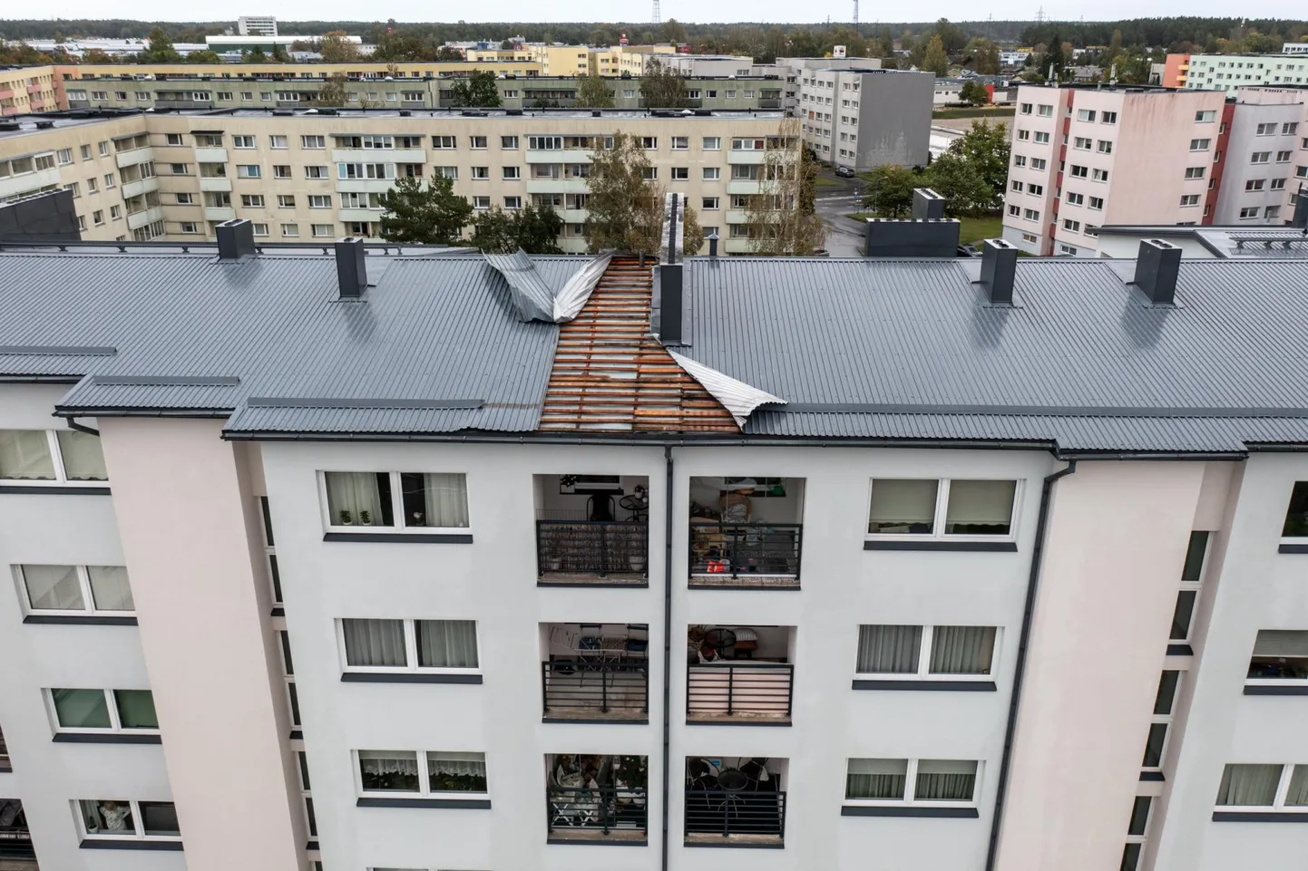 Ehitusvigadega korrusmaja katus pidas vastu aastast 2001, kuid andis tänavu septembris tugevale tuulele järele.
