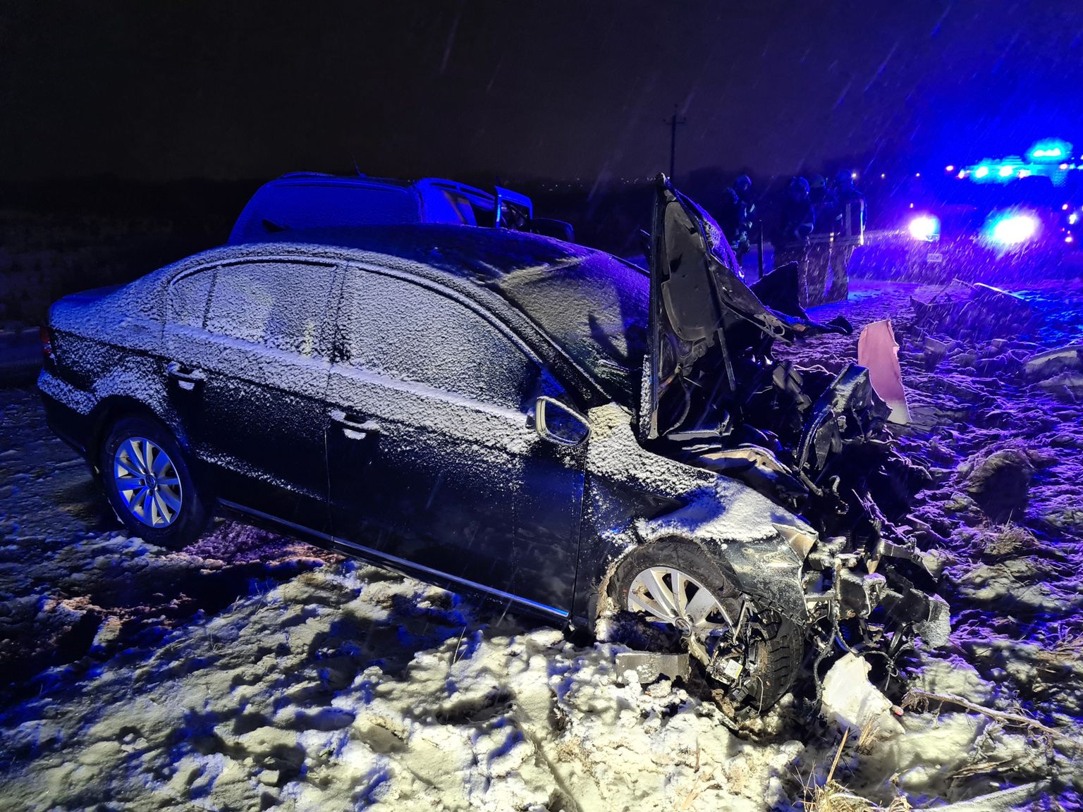 Тяжелая авария произошла 28 января, когда в деревне Аардлапалу 51-летний мужчина выехал на встречную полосу и произошло лобовое столкновение с ехавшим ему навстречу Volkswagen Passat.