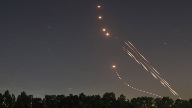 Ракеты, запущенные из Газы, перехватывает система ПВО "Железный купол"