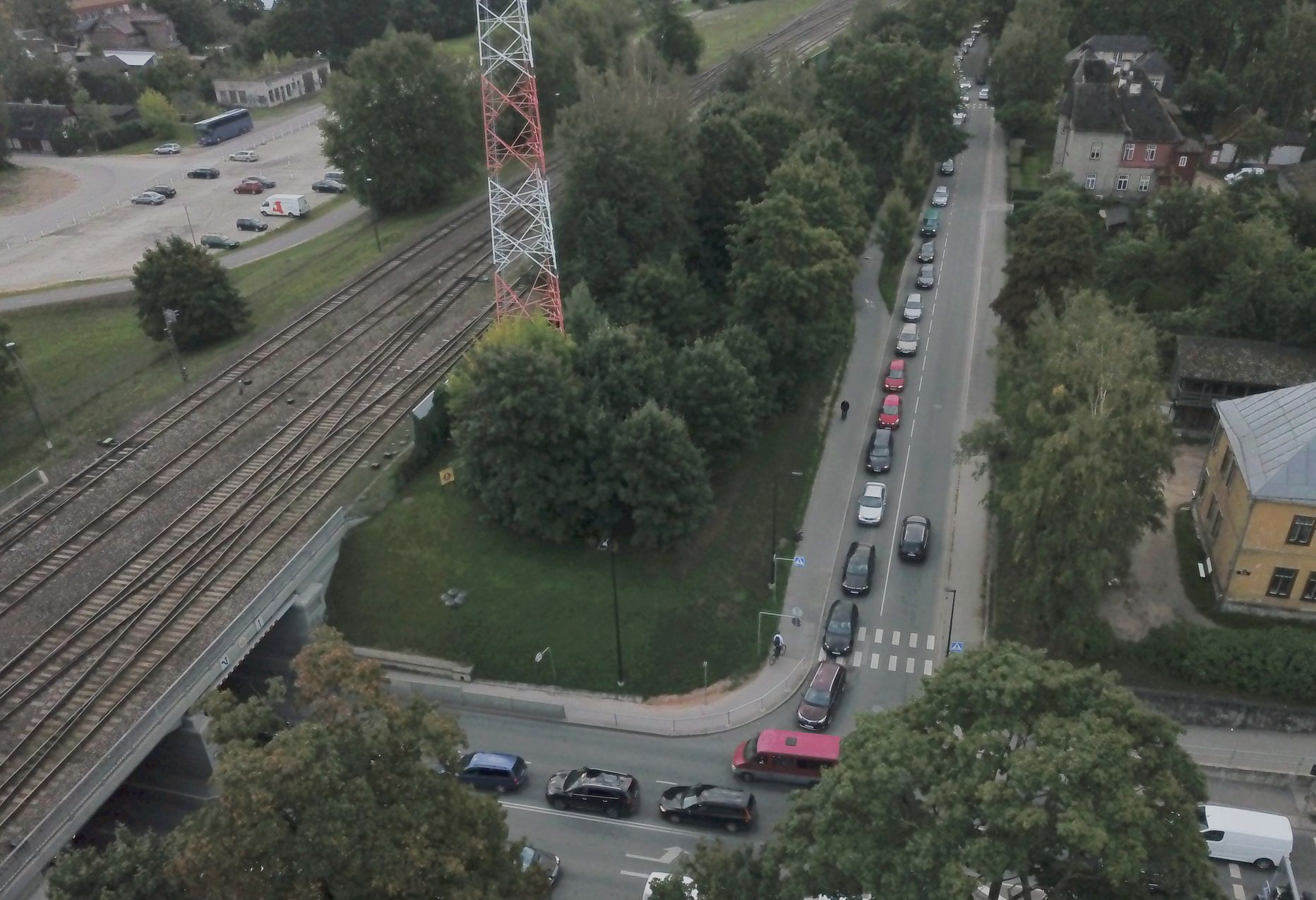 Liiklus Raudtee-Riia tänavate ristmikul.