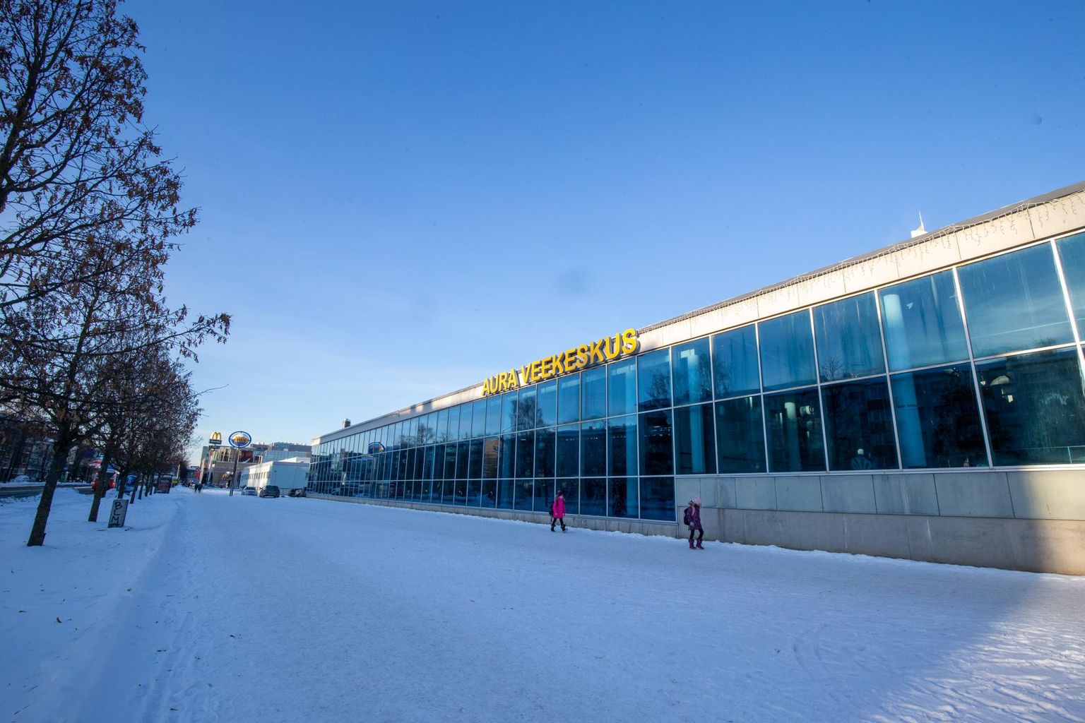 Nagu kõik teised Eesti veekeskused ja spaad, sulges ka Aura uksed kaheks nädalaks ja saatis töötajad koju.