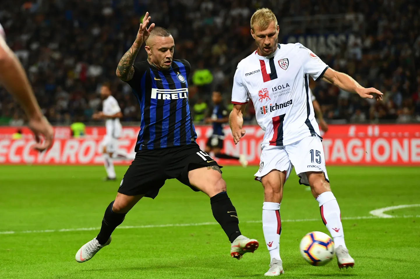 Ragnar Klavan (paremal) mängus Milano Interiga.