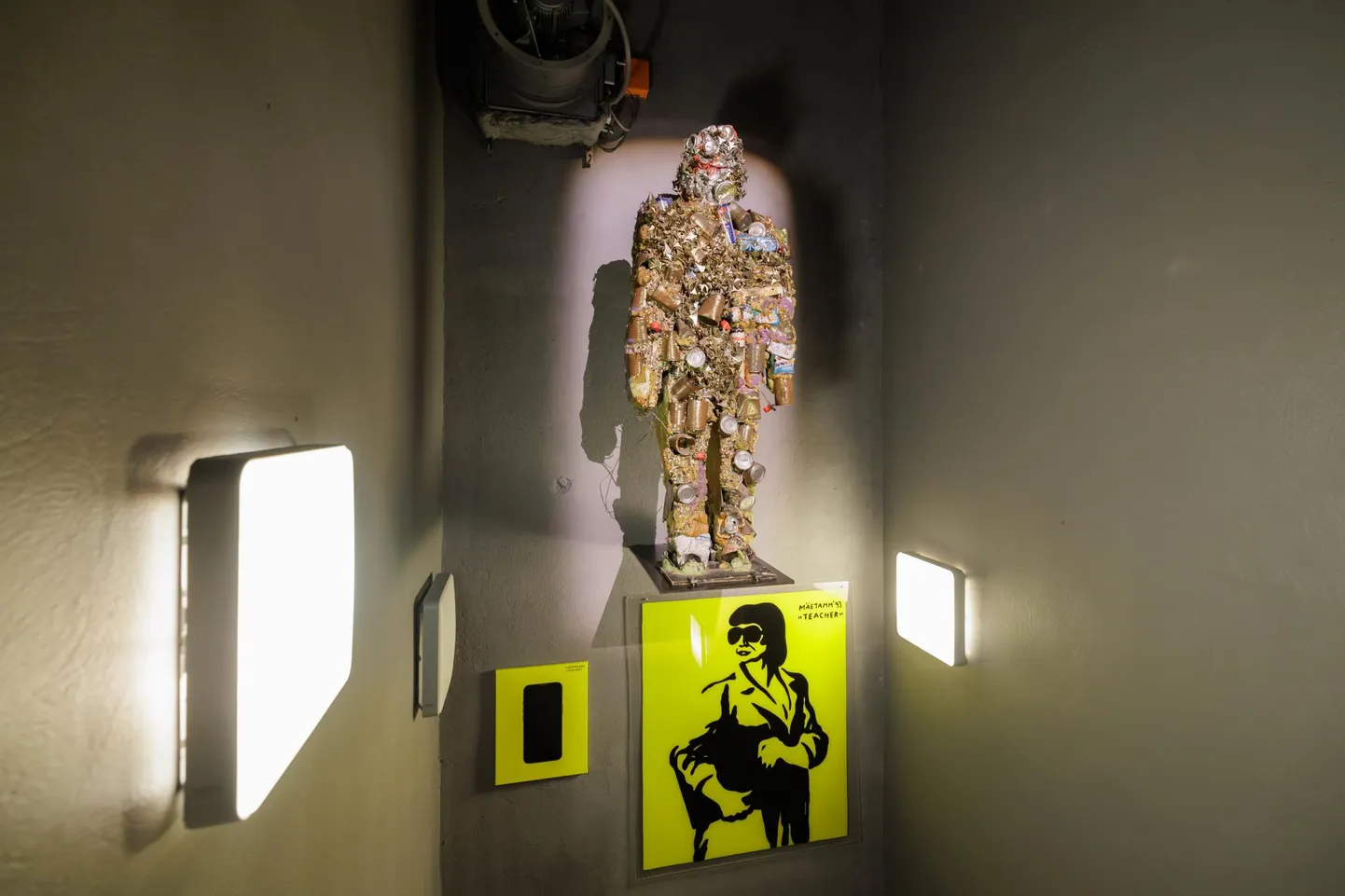 Prügist oled sa sündinud: HA Schulti «Trash Man» (1986) Tallinna popkunsti muuseumis PoCo Marko Mäetamme teoste peal.