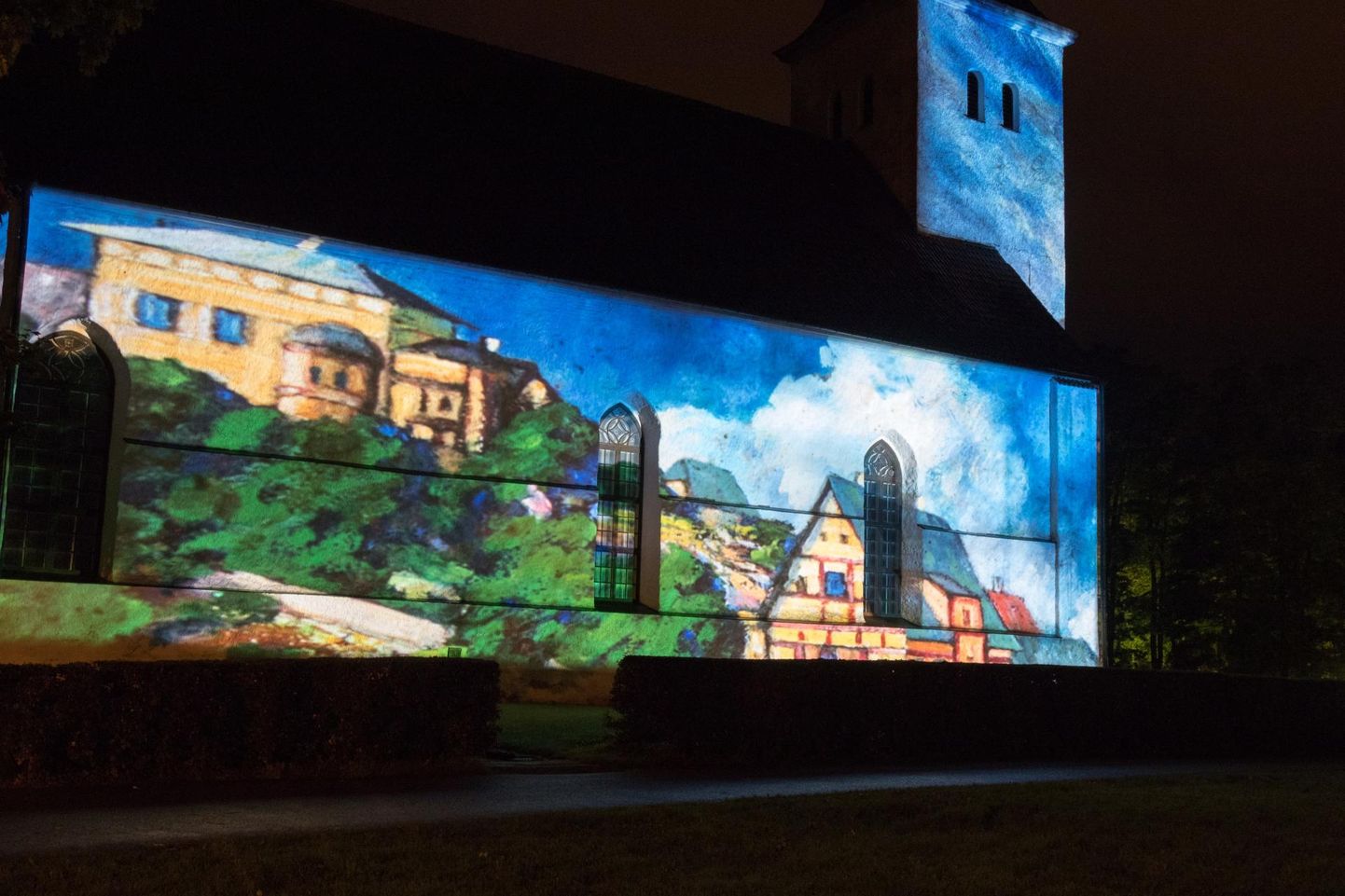 Põnev valgusinstallatsioon Viljandi Jaani kiriku seinal 2017. aasta sügisel. Kondase keskus ja valguskunstnik Kristjan Suits muutsid kiriku seinad kunstigaleriiks.