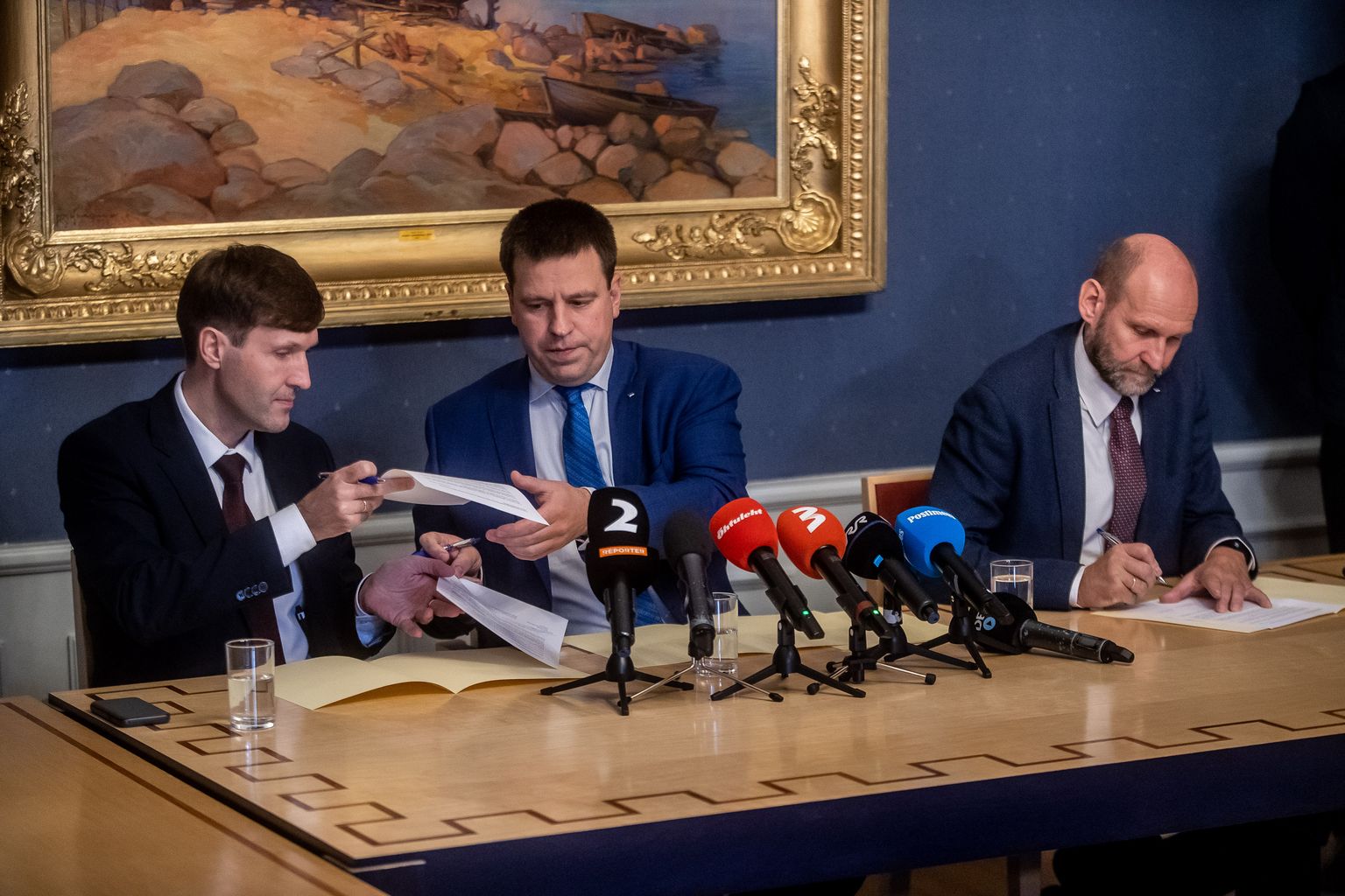Chairmen of the three partners in Estonia’s ruling coalition signed a joint statement on Thursday to end a government crisis that started on Monday. Finance Minister and leader of the Estonian Conservative People\'s Party (EKRE) Martin Helme, Prime Minister and leader of the Center Party Juri Ratas and leader of the Isamaa party Helir-Valdor Seeder.