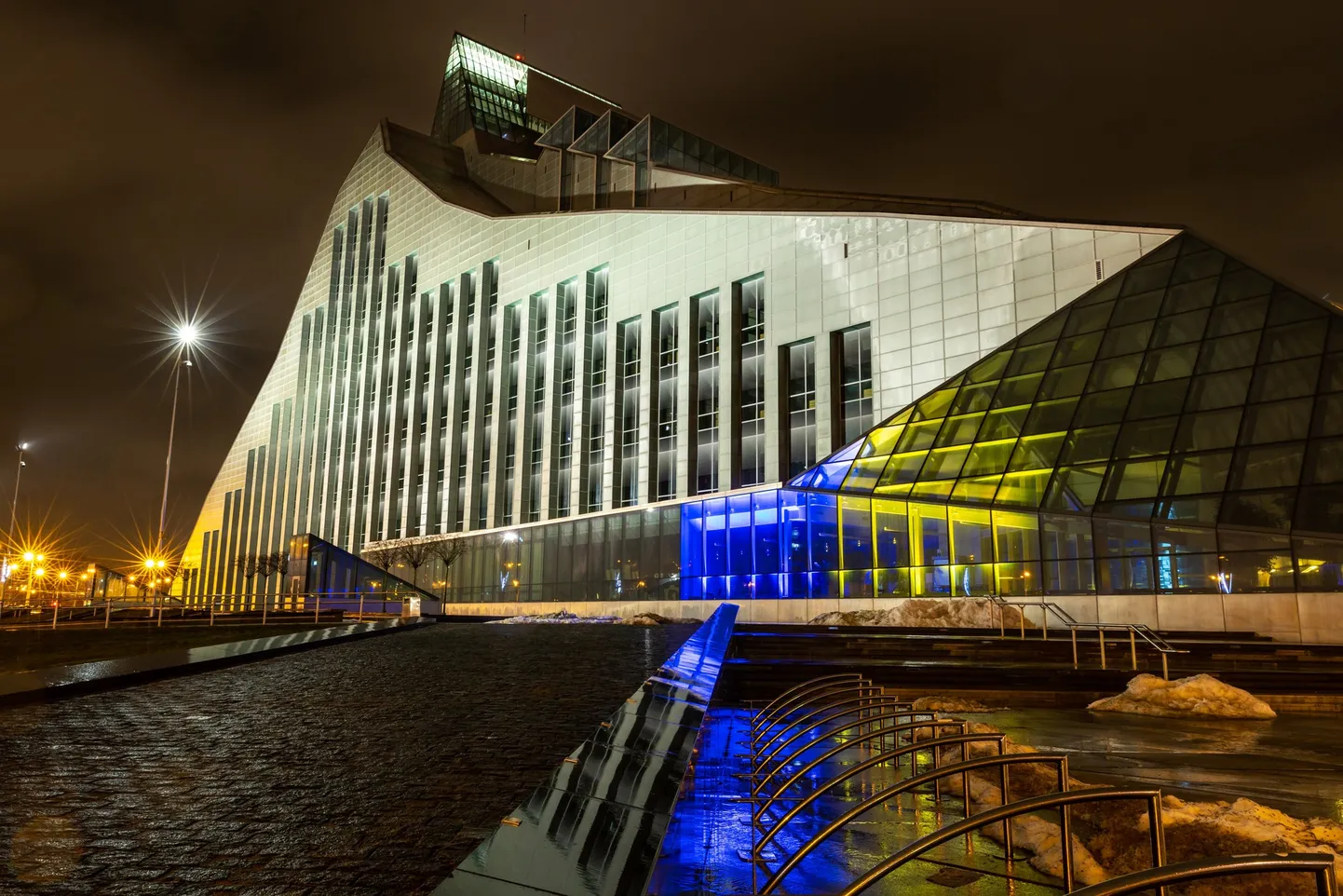 Latvijas Nacionālā bibliotēka izgaismota Ukrainas karoga krāsās.