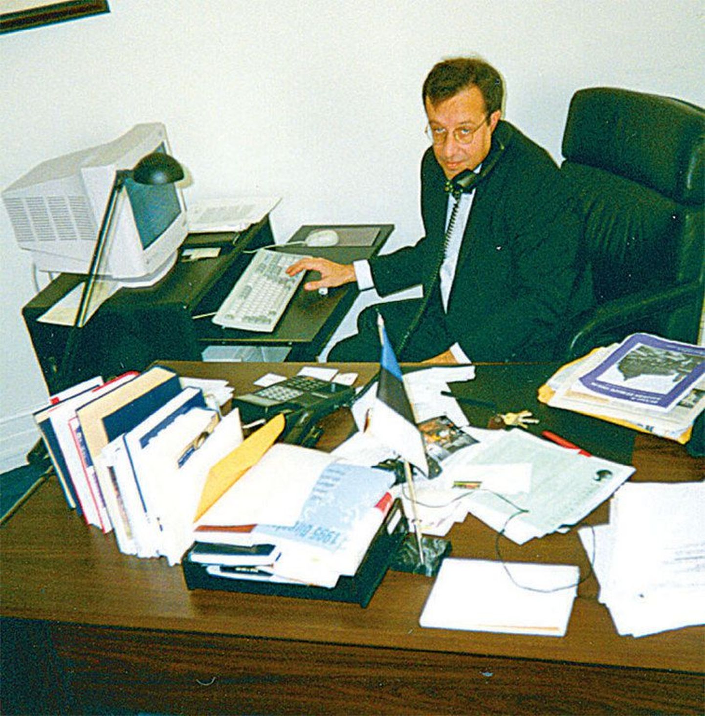 Toomas Hendrik Ilves 1995. aastal Eesti saatkonnas Washingtonis oma kabinetis töölaua taga.