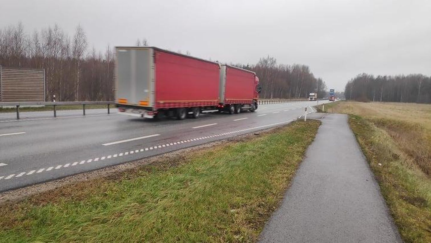 Tori vallas Nurme külas Lepplaane teel hukkus eile õhtul sõiduautolt löögi saanud 59aastane jalgrattur.