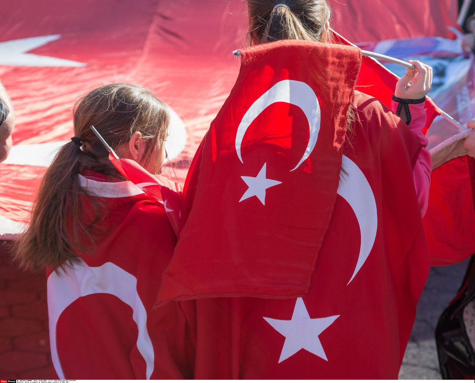 Tüdrukud Türgi lippudega