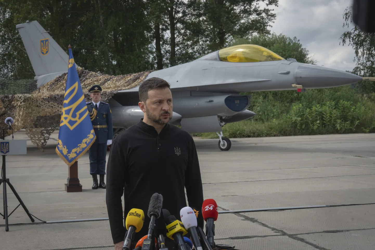 Президент Зеленский на фоне одного из первых истребителей F-16 в Украине.