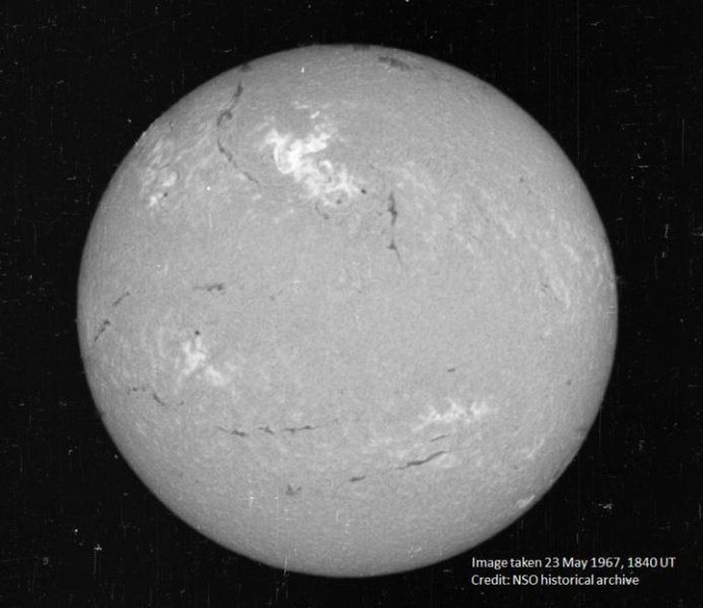 USA kosmoseilma uurivate teleskoopide pilt Päikesest pea saatuslikuks osutunud 23. juulil 1967. Heledamal alal pildi keskpaiga kohal paistab leekides ala, kust ka päikesetorm alguse sai.