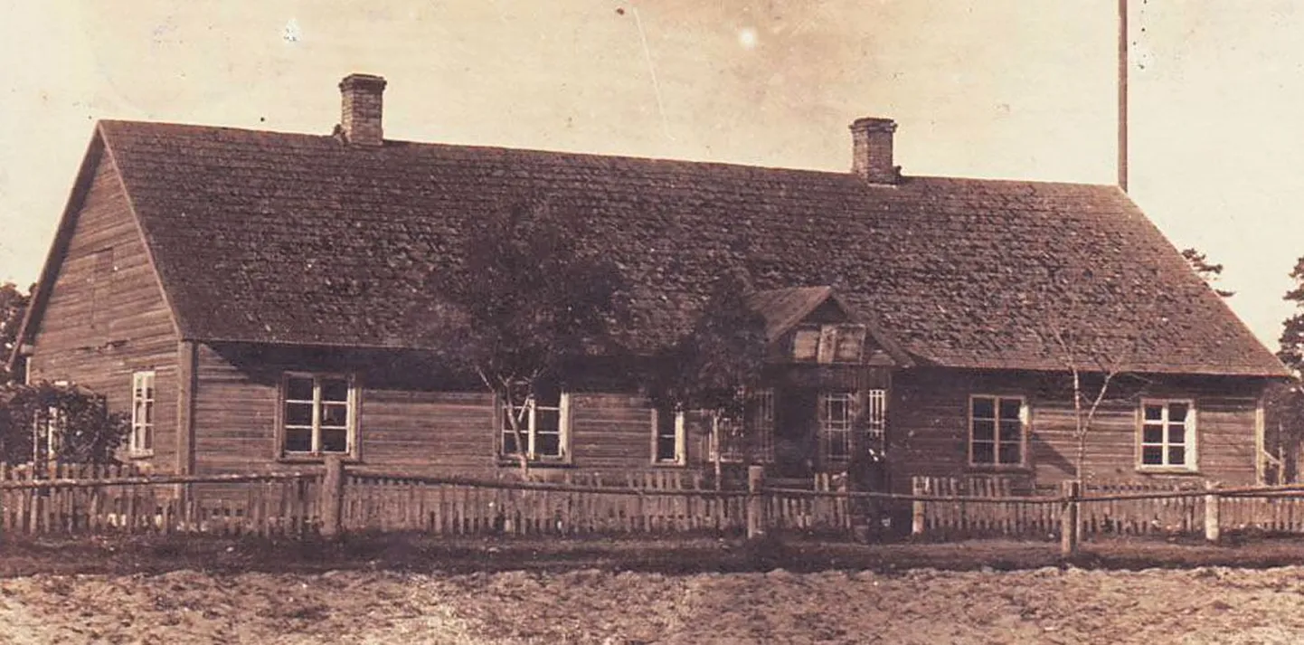 Tõstamaa Laenu-Hoiuühisus alustas tegevust 1. novembril 1909 kohalikus vallamajas.