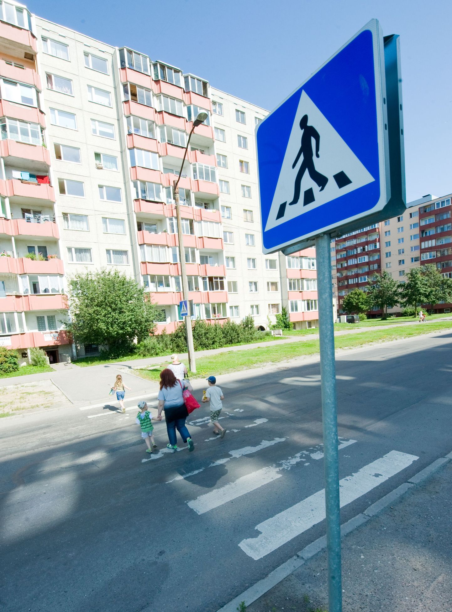 TLMPM03: ÜLEKÄIGURADA :TALLINN, EESTI, 07AUG09.
Jalakäijate ülekäigurada Kärberi tänaval.
mm/Foto MIHKEL MARIPUU/POSTIMEES