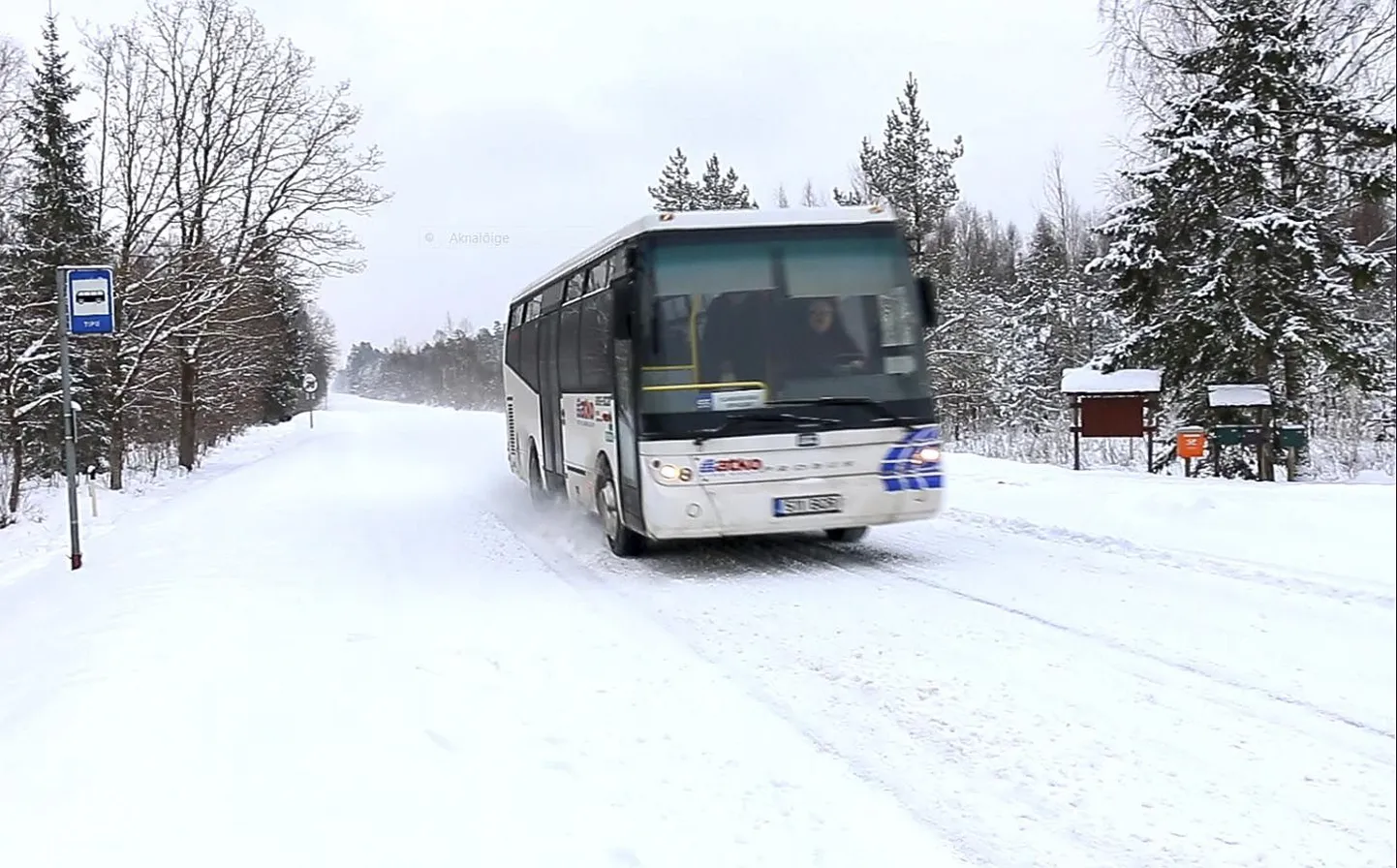 Viljandimaa bussivõrku kummitab praegu kaks muret. Esiteks napib osal liinilõikudel sõitjaid. Teiseks tuleb rasketel sõidukitel siin-seal liikuda nigelas seisukorras kruusateedel.