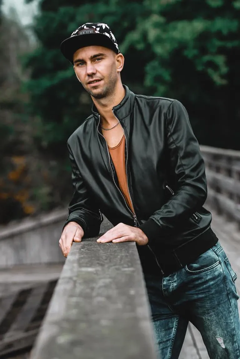 Lauri Sarikas, Muraka farmi juhataja.


«Eriolukord oli kindlasti vajalik samm, et hoida oma kodanikke nakatumise eest ja pidurdada levikut.
Minu poeskäimised on kindlasti harvemaks jäänud, kuid suuri kokkuoste ei ole teinud – ei näe selleks vajadust. Nädal on olnud suhteliselt rahulik. Kool läks üle koduõppele ja tööl saan käia, vabal ajal puhkan kodus.
Igasugused külaskäigud jäävad ära, kuid stressi veel tunda ei ole.»