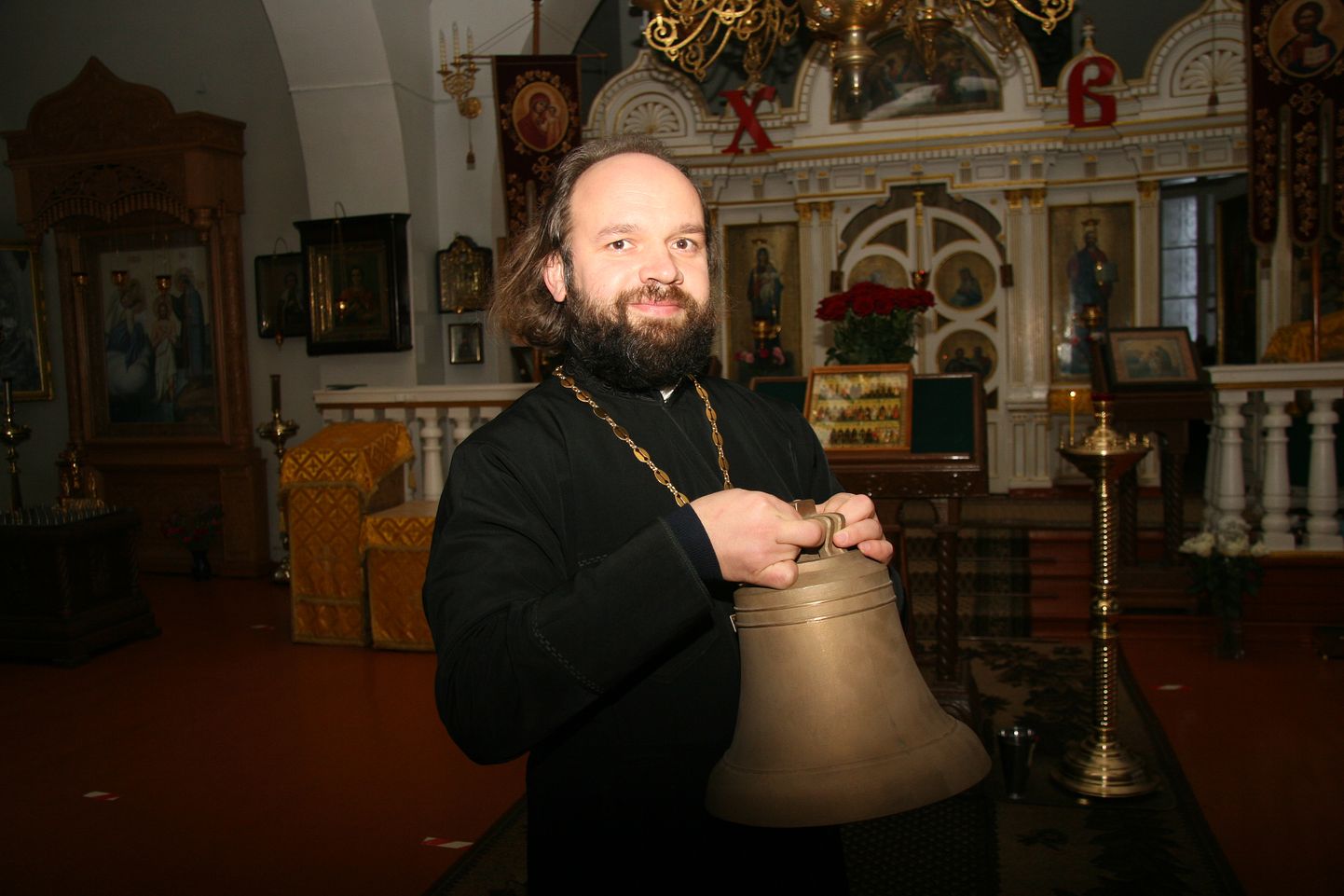 Ülempreester Andrei Suslov on rõõmus, et uued kellad on kohal, ning ootab kannatamatult, millal nende kõla kuulda saab.‎