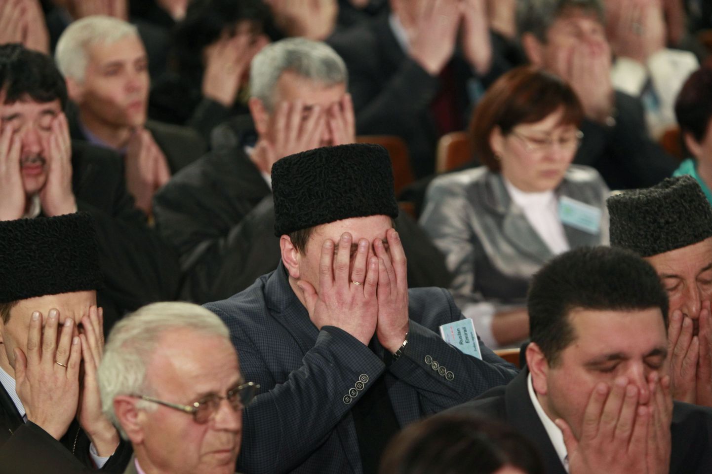 Krimmitatarlaste kongressi liikmete palvehetk.