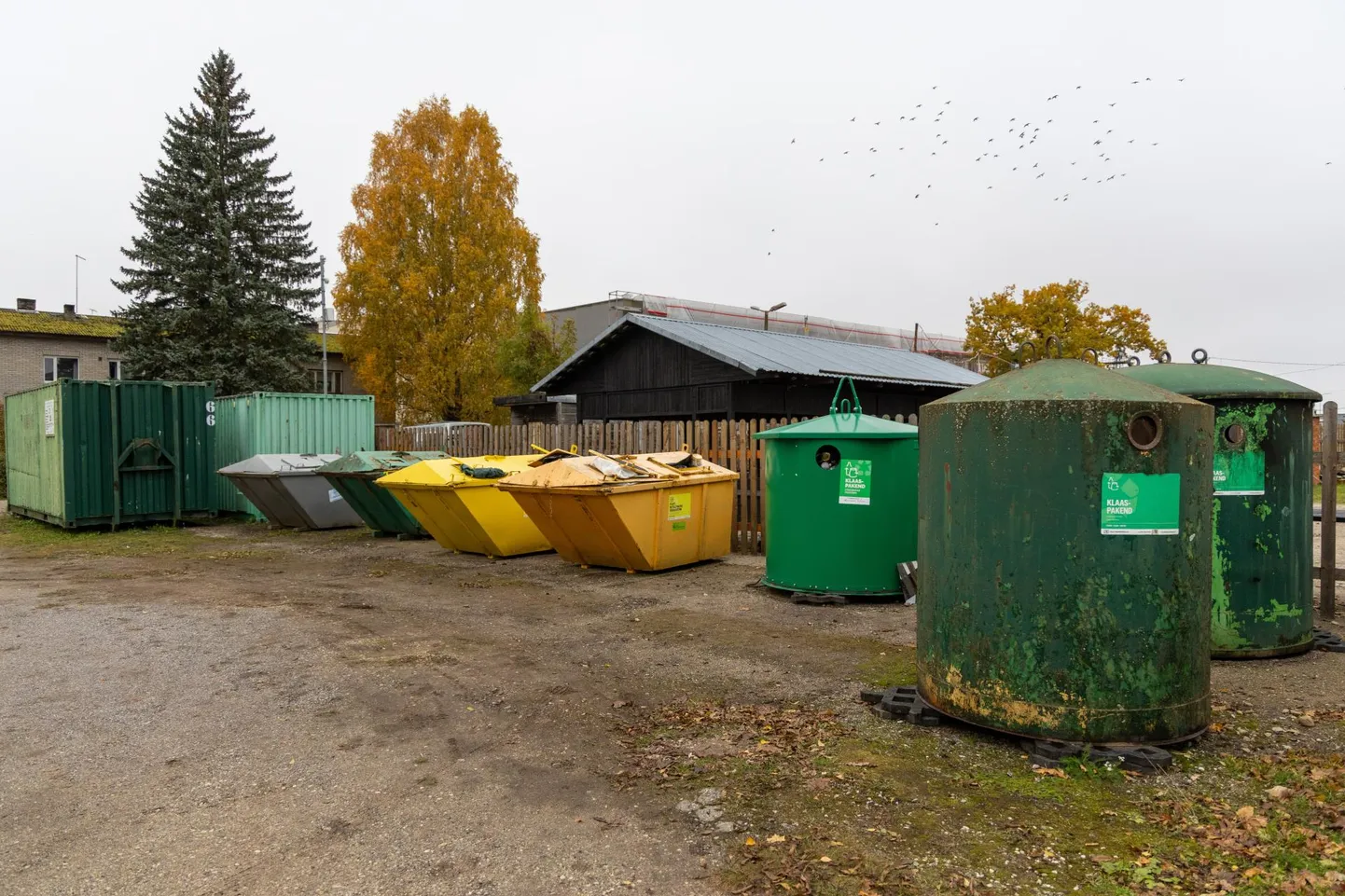 Turu kõrvale jõudnud segapakendi-, paberi- ja papi- ning klaastaarakonteinerid tekitavad üle tee elavas naabris pahameelt. Mulgi vallavalitsus näeb võimalust kastidele uus koht leida ja sellega olukorda parandada alates tulevast kevadest.
