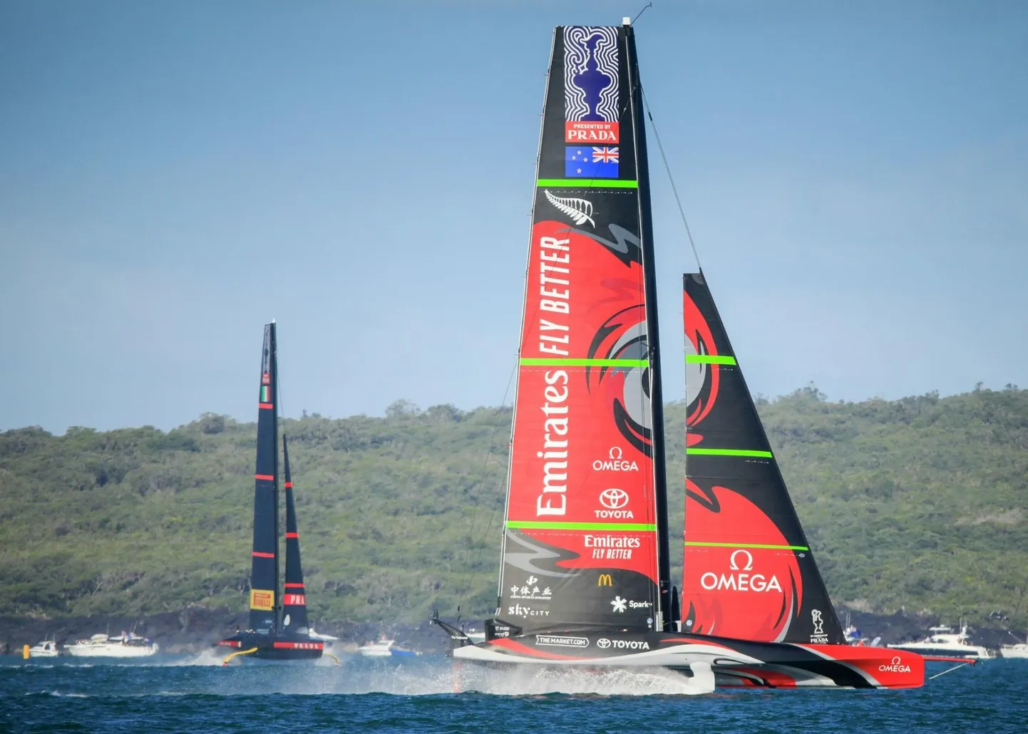 AUCKLAND 17.03.2021 Emirates Team New Zealand (esiplaanil) võitis America&#39;s Cup 36. võistlusel itaallaste Luna Rossa Prada Pirelli võistkonda.