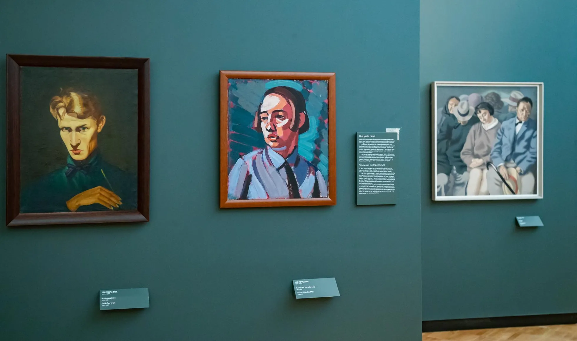 Eesti Kunstimuuseumi uus püsiekspositsioon. Näitusevaade. Esiplaanil: Felix Randel «Autoportree» ja Kuno Veeber «Kunstnik Natalie Mei».