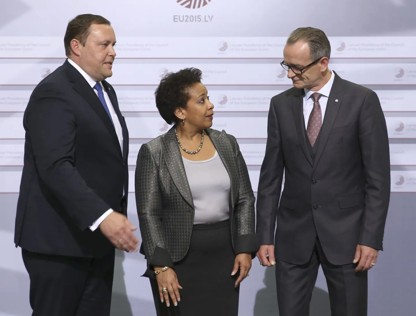 Läti siseminister Rihards Kozlovskis (vasakul) koos justiitsministri Dzintars Rasnacsi ja USA justiitsminister Loretta Lynchiga.